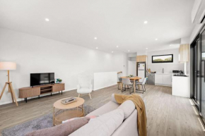 Modern Rosebud Townhouse 300m from the Beach